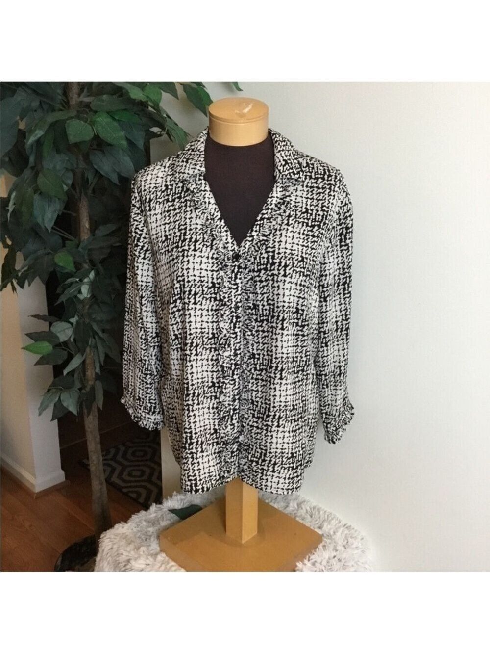 Covington button down black &white patterned blouse Womans size XL